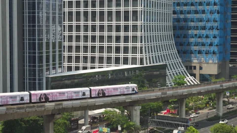 Aerial view of skytrain passing along Lumpini Park, Bangkok Vidéo 335140155