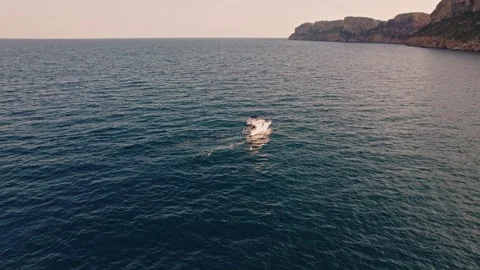 Aerial view of a small boat close to the coast, Cumbre del Sol, Alicante, Spain Vidéo 249696005
