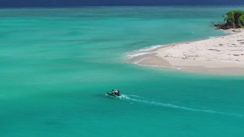 Aerial view of a small boat in turquoise waters near Vashafaru, Maldives. Stock Footage 334155203