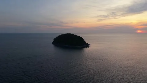 Aerial view of small island at sunset over calm ocean waters Vídeos de archivo 342331641