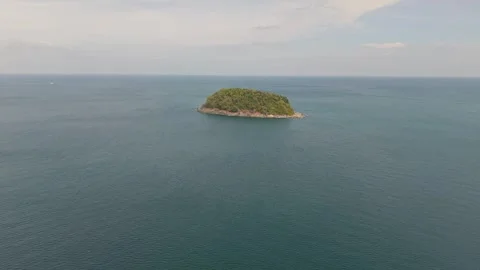 Aerial view of small island surrounded by calm ocean waters in daylight Video stock 342331220