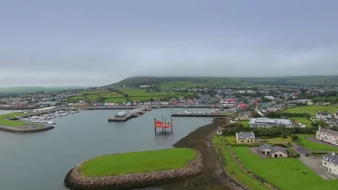 Aerial view of the small town of Dingle Ireland in Ireland Vídeos de archivo 70423153