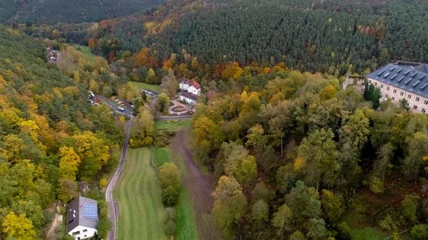 Aerial view of a small town in the forest Vídeos de archivo 124651778