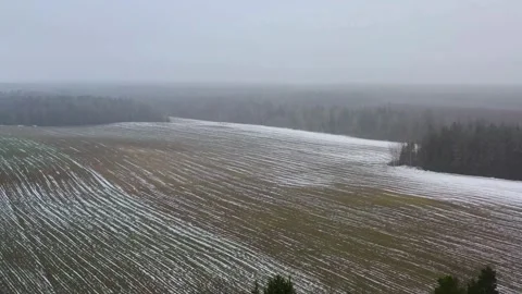 Aerial view of snow covered field in winter landscape Vídeos de archivo 333875488