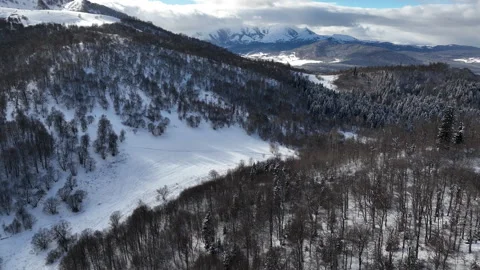 Aerial view of snow covered forest and mountains in Bakuriani 스톡 동영상 327389070
