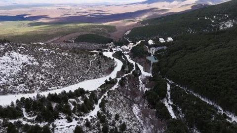 Aerial view of snow covered ski resort valley with pine forest, Spain Vidéo 339304175