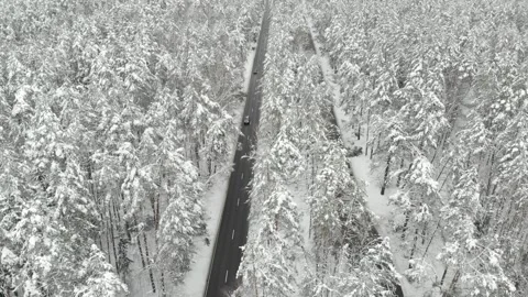 Aerial view of snowed up divided highway on a cloudy winter day 스톡 동영상 252152391