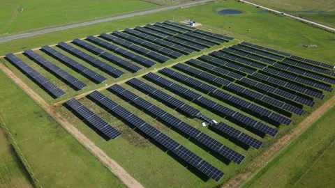 Aerial view of a solar farm generating renewable energy on a green field 库存影片 331202134
