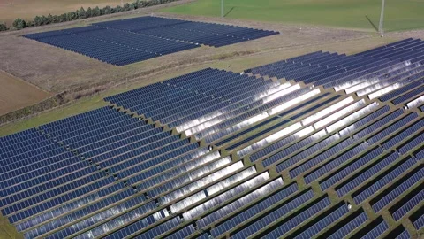 Aerial View of Solar Panel Farm with Sun Reflections – Renewable Energy 库存影片 330201233
