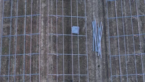 Aerial view of solar panel farm construction with metal frames on dry ground Vidéo 332784454