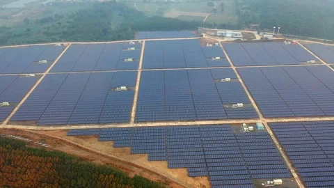 Aerial view of Solar Panels Farm. Alternative energy, clean energy. 4k resolutio Video stock 100657123