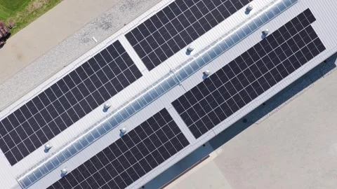 Aerial view of solar panels generating clean energy on a modern building rooftop Vidéo 347881443