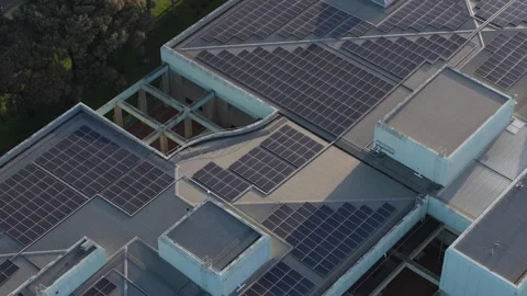 Aerial view of solar panels on a modern building rooftop Vídeos de archivo 346158497