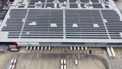 Aerial view of solar panels on warehouse rooftop 스톡 동영상 337810756