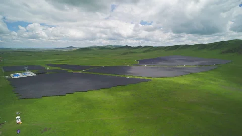 Aerial View of Solar PV Panel Array on Zoige Grassland Mountains Vídeo Stock 345743806