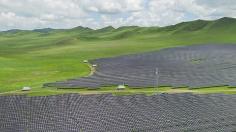 Aerial View of Solar PV Panel Array on Zoige Grassland Mountains Vídeo Stock 345744210