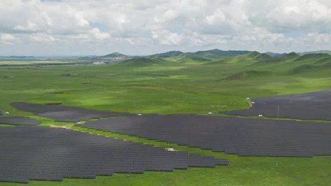Aerial View of Solar PV Panel Array on Zoige Grassland Mountains Vídeo Stock 345744513