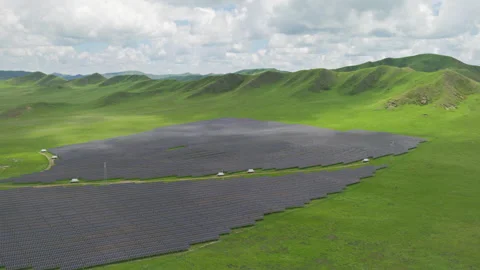Aerial View of Solar PV Panel Array on Zoige Grassland Mountains Vídeo Stock 345744628