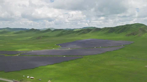 Aerial View of Solar PV Panel Array on Zoige Grassland Mountains Vídeo Stock 345744862