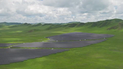 Aerial View of Solar PV Panel Array on Zoige Grassland Mountains Vídeo Stock 345744873