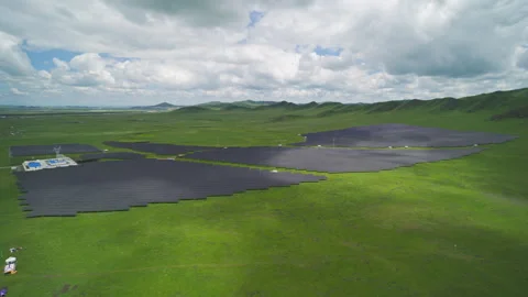 Aerial View of Solar PV Panel Array on Zoige Grassland Mountains Vídeo Stock 345745192