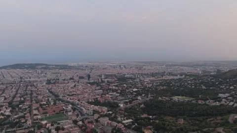 Aerial view of a sprawling city in evening haze Stockbeeldmateriaal 343324645