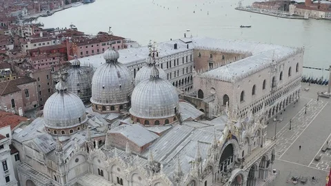 Aerial view of the St. Mark's Basilica in Venice, Italy 스톡 동영상 106896054
