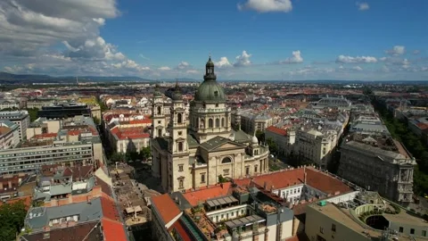 Aerial view of the St. Stephen's Basilica in the historical part of Budapest Stock Footage 161032949