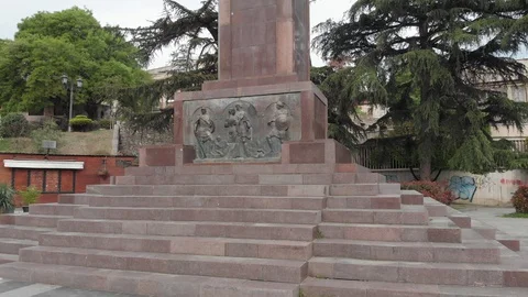 Aerial view on statue of 12th century Georgian poet Shota Rustaveli, Tbilisi 库存影片 128689079