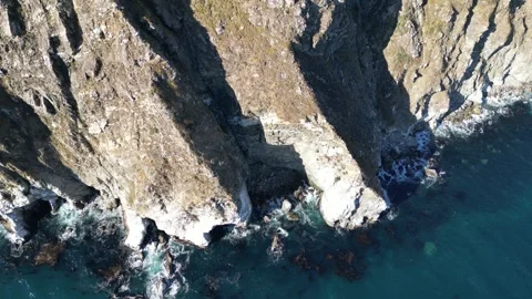 Aerial View of Steep Rocky Cliffs and Ocean Waves in Big Sur California Vídeo Stock 318624860