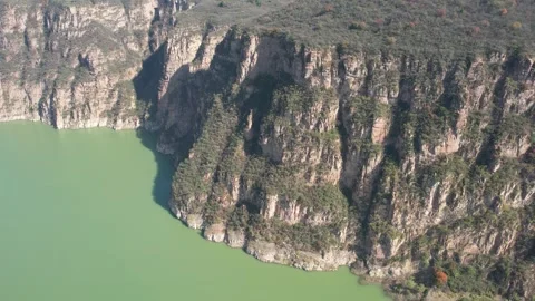 Aerial View of Steep Rocky Cliffs Overlooking Green River in Henan Province 스톡 동영상 342207939