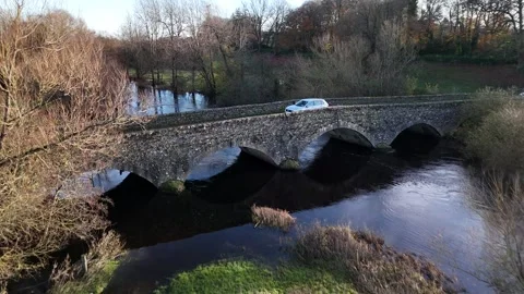 Aerial View of Stone Bridge Over Calm River 4K Vidéo 333925561