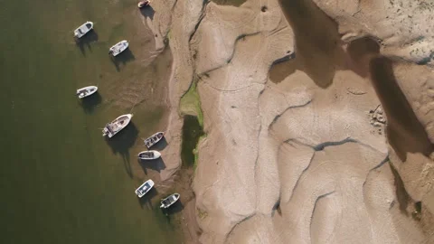 Aerial view of stranded boats on exposed Danube riverbank during low water 库存影片 342751315
