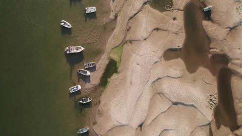 Aerial view of stranded boats on exposed Danube riverbank during low water 库存影片 342751322