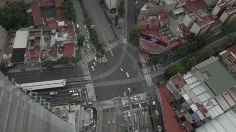 Aerial view of street intersection traffic on modern Mexico City day Vidéo 248026720