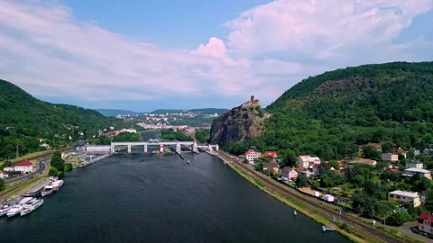 Aerial view of Strekov Castle overlooking the Elbe River, with lush green hills, Stockbeeldmateriaal 338307268