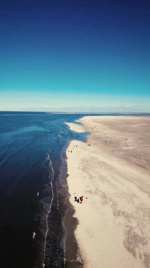 Aerial View of Stunning Sandy Beach and Ocean Waves Stockbeeldmateriaal 328698526