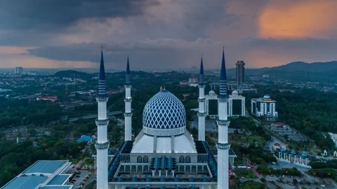 An aerial view of Sultan Salahuddin Abdul Aziz  Shah mosque during sunset Video stock 124881308