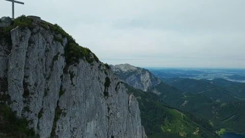 Aerial view of summit cross on steep rocky cliff at Alberfeldkogel, Austria Vídeos de archivo 342838362