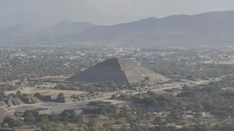 Aerial view of the Sun and Moon Pyramid in the ancient city of Teotihuacan,.. Видео 335060385