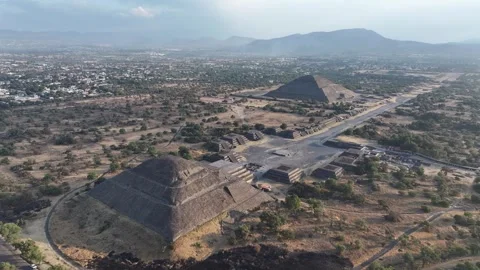 Aerial view of the Sun and Moon Pyramid in the ancient city of Teotihuacan,.. Video stock 335060419