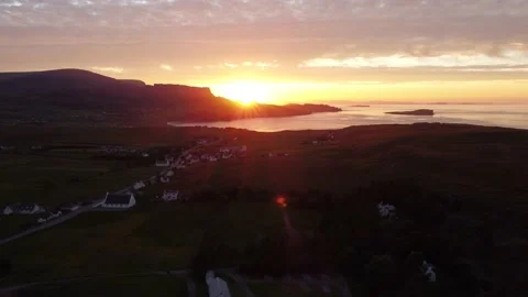Aerial view of sun setting over small scottish seaside town - Scotland 库存影片 164919607