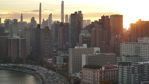 Aerial view of the sun setting over Manhattan 스톡 동영상 254222318
