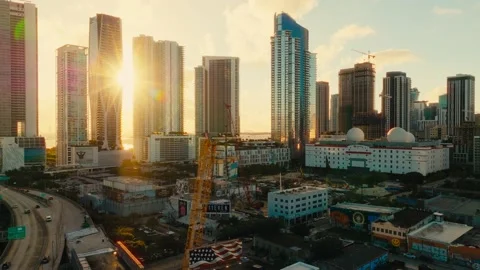 Aerial View of Sun shining through the skyscrapers at the Miami Downtown Vídeos de archivo 231732222