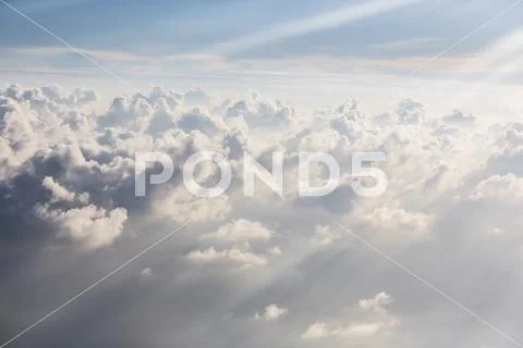Aerial view sunbeams over fluffy white clouds Stock-Fotos