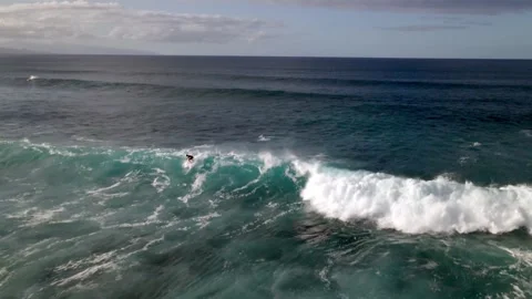 Aerial View of Surfer Dropping Into Clean Turquoise Ocean Wave Vídeo Stock 304251494