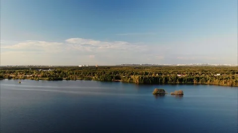 Aerial view: Swans begin to accelerate across the lake, preparing to take off. Stock Footage 106926562