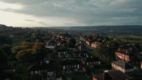 Aerial view sweeps over quiet suburban streets Vidéo 343556668