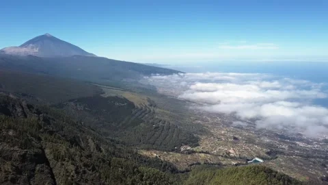 Aerial view of Teide and clouds over Puerto de la Cruz, Tenerife 스톡 동영상 148417039
