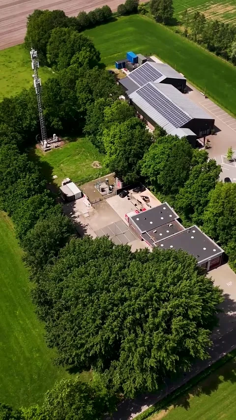 Aerial view of a telecom tower and rural buildings Vídeos de archivo 336496436